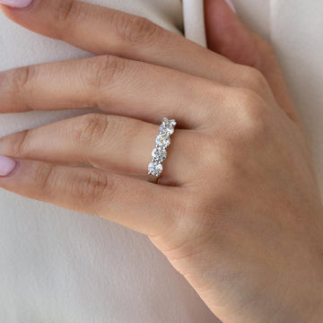 Round Brilliant Cut Moissanite vvs Diamond Engagement Ring