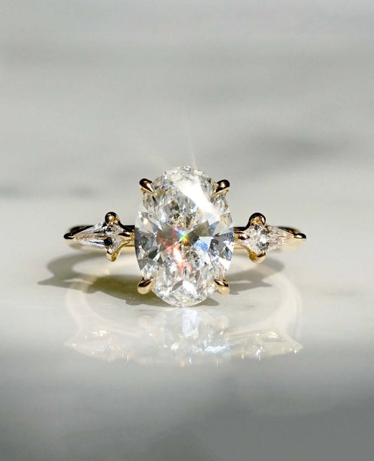 Center Oval Cut vvs1 Moissanite Engagement Rings For Women
