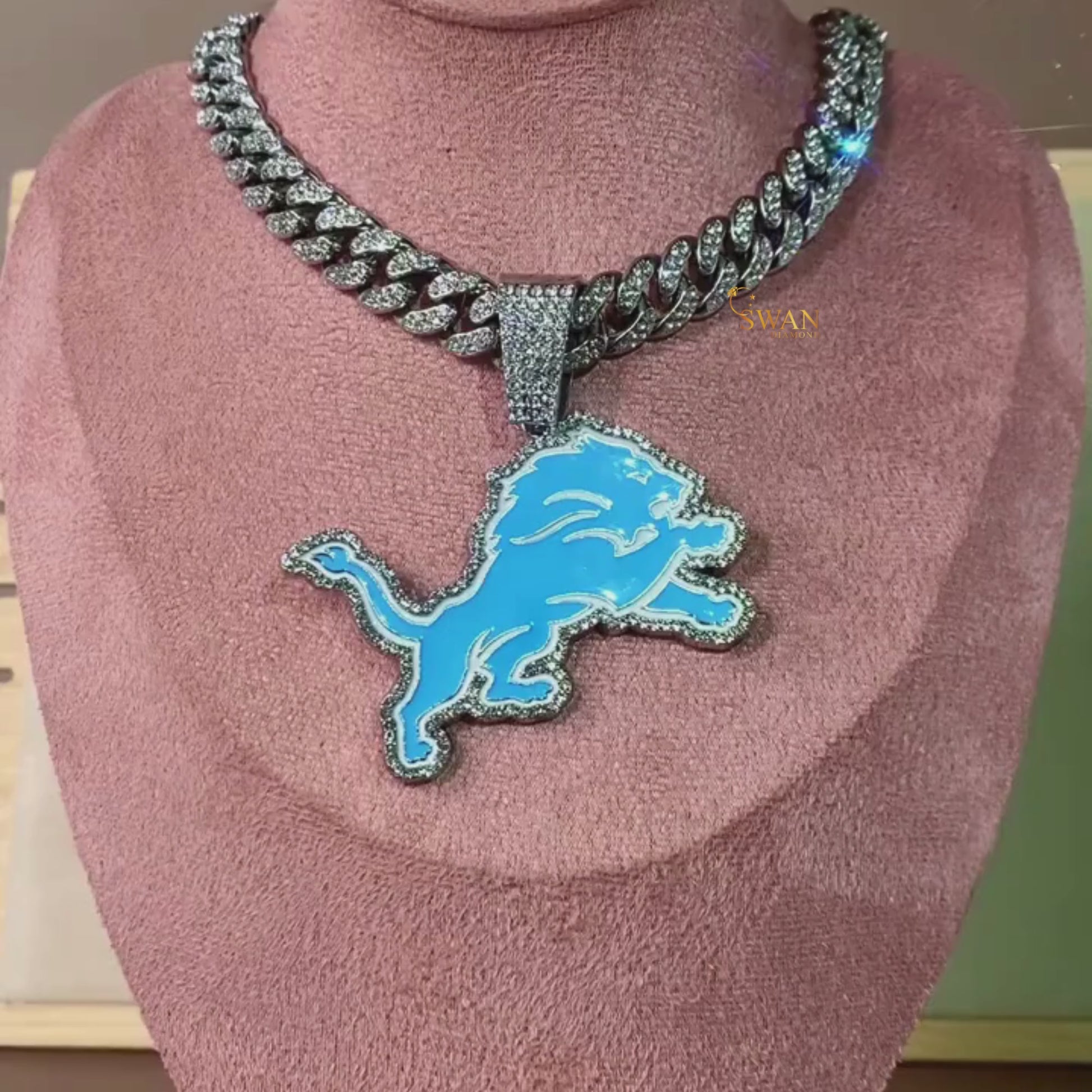 Iced Out Detroit Lions Pendant with Gold Diamond Cuban Link Chain Luxury Hip Hop Jewelry Custom Team Bling Necklace for Men swandiamond